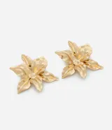 Par de aros grandes con forma de flor de hibiscus, color dorado envejecido, con cierre a tornillo. Hechos de metal reciclado.