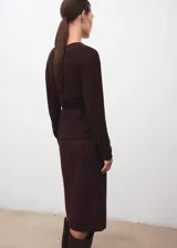 Cardigan de punto color marrón oscuro, con cuello en V, cierre frontal de botones, manga larga y diseño recto con lazo ajustable en la cintura.