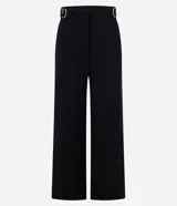 Pantalón recto de vestir color negro, de tiro alto, confeccionado en crepé con hebillas decorativas en los laterales de la cintura.
