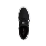 Championes Adidas modelo Seeley XT, de diseño urbano y estilo skate. Presentan una capellada de lona negra con las icónicas tres tiras laterales en color blanco, suela de goma vulcanizada blanca y cierre de cordones.