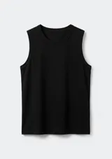 Musculosa básica negra de corte recto, con cuello redondo y sisas amplias.