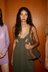 Vestido midi estilo lencero color verde oscuro, con escote en pico, tirantes finos ajustables y detalles de encaje a contraste en el escote y el ruedo.