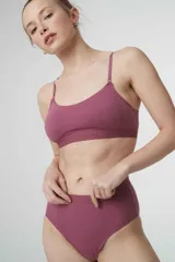 Bralette de algodón con escote redondo, breteles finos ajustables y banda elástica inferior. Diseño sin aros con copas removibles.