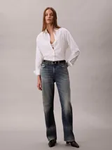 Camisa blanca de algodón con cuello camisero, manga larga y cierre frontal con botones. Presenta un sutil estampado integral de logo de Calvin Klein.