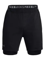 Short deportivo Under Armour de doble capa, compuesto por un short exterior tejido ultraligero y un short de compresión interior integrado. Cuenta con paneles perforados para ventilación, bolsillos laterales y cintura con cordón ajustable.