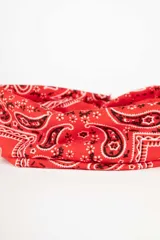 Vincha de pelo elástica con estampado tipo bandana en color rojo y detalles en negro y blanco.