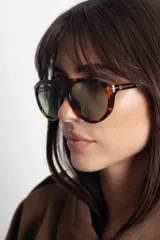 Lentes de sol con armazón de diseño aviador en estampado carey y cristales oscuros con protección UV400.