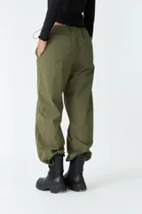 Pantalón verde militar de tiro medio, corte recto y largo cropped.