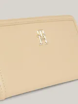 Billetera Tommy Hilfiger grande color beige, con cierre a presión, múltiples ranuras interiores para tarjetas, dos compartimentos interiores para billetes y bolsillo exterior con cremallera.