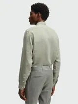 Camisa casual de manga larga marca Boss, confeccionada en lino, con cuello abotonado y cierre frontal con botones.