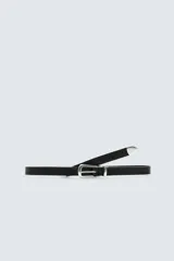 Cinturón de piel color negro con acabado efecto vintage. Presenta una hebilla metálica clásica, pasador a juego y una puntera metálica decorativa.