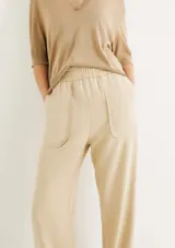 Pantalón color marrón, de corte carrot y cintura alta con elástico.