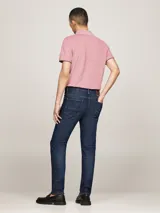 Jean de corte ajustado color azul oscuro, confeccionado en tejido denim elástico con Flex Technology.