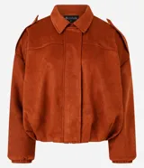 Campera bomber de gamuza sintética color terracota, con cuello clásico, cierre frontal, hombros caídos y puños ajustados.