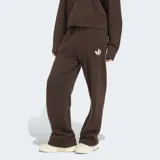 Pantalón de punto Adidas Essentials de color marrón, con diseño holgado y el emblemático logo del Trifolio bordado en blanco en la pierna izquierda.