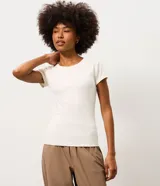 Remera deportiva de cuello redondo y manga corta, con ajuste al cuerpo. Confeccionada en tejido de microfibra con acabado de tacto suave.