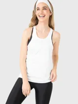 Musculosa deportiva de corte regular, color blanco, con cuello redondo y espalda rebajada. Confeccionada en tejido de secado rápido, ideal para actividades físicas.