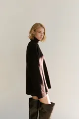 Buzo de punto suave con diseño oversized, cuello redondo acanalado y hombros caídos. Presenta terminaciones acanaladas en puños y ruedo.