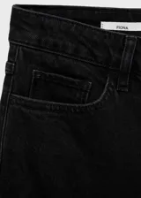 Pantalón de jean estilo flare de tiro medio, con cierre frontal de cremallera y botón, diseño de cinco bolsillos y acabado con bajo desflecado.