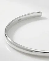 Pulsera tipo esclava abierta, fabricada en plata 925 con acabado pulido y diseño minimalista.