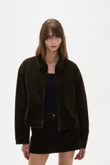 Campera de jean color marrón oscuro, con cierre frontal, cuello clásico y bolsillo frontal tipo parche.