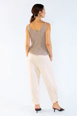 Musculosa de punto canalé color marrón con escote bote y diseño sin mangas.
