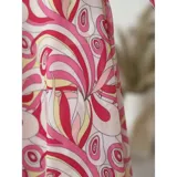Conjunto de traje de baño de tres piezas con estampado de hojas tropicales en tonos blanco y negro. Incluye un top tipo tankini con cordón ajustable en el centro, un short de tiro alto y una camisa abierta de manga larga tipo salida de baño.