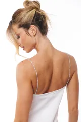 Vestido corto blanco de satén con escote en V y tirantes finos de strass.