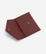 Billetera tipo sobre Satinato color bordó, de formato compacto y estructura plegable. Con textura en relieve, solapa frontal y aplique metálico triangular con el nombre de la marca grabado.