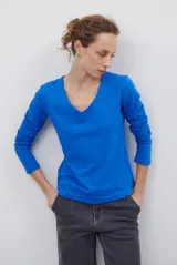 Remera de manga larga con escote en V, confeccionada en algodón de doble capa con diseño ajustado al cuerpo.