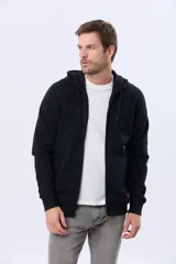 Canguro negro con cierre frontal completo, capucha con cordones y bolsillos canguro.