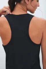 Musculosa deportiva de cuello redondo y corte sin mangas, confeccionada en tejido técnico elástico de alta transpirabilidad.