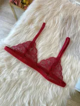 Bralette de encaje rojo con diseño triangular, breteles regulables y terminaciones con borde festoneado.