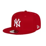 Gorra New Era 9FIFTY de visera plana, color rojo, con el logo bordado de los New York Yankees en relieve en color blanco en el frente y el logo de la marca en el lateral.