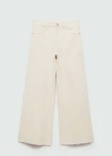 Pantalón jeans de corte culotte y tiro medio, con diseño de cinco bolsillos, cierre de cremallera y botón, y terminación de ruedo deshilachado.