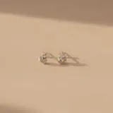 Aros tipo stud con diseño de nudo entrelazado, fabricados en plata 925.