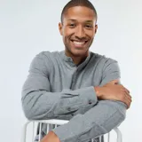 Camisa de manga larga color gris jaspeado, confeccionada en tejido de franela. Presenta cuello mao (o cuello mandarín) y cierre frontal de botones marrones. Incluye un bolsillo de parche en el pecho izquierdo.