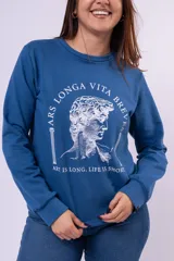 Buzo de cuello redondo y manga larga, color azul, con estampa frontal en color blanco que presenta una figura clásica y la frase 'Ars longa, vita brevis'.