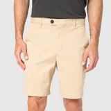 Short de gabardina color beige, con cierre de botón y cremallera, bolsillos laterales y corte clásico.
