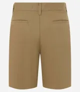 Bermuda básica masculina confeccionada en sarga de algodón, de corte recto con trabillas en la cintura, bolsillos y cierre frontal con botón y cremallera.