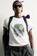 Camiseta regular fit blanca de manga corta y cuello redondo, con un estampado gráfico en el frente que ilustra ropa y accesorios.