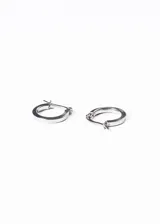 Par de aros tipo argolla de acero quirúrgico plateado, con cierre de clip.