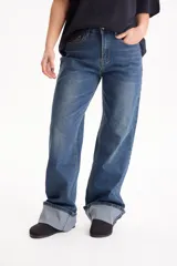 Jean wide leg negro con elastano, diseño de tiro alto y botamanga ancha con vuelta.