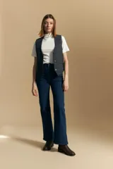 Polera de manga corta color blanco, con cuello alto y calce limpio y minimalista.