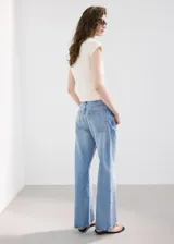 Jeans de denim de corte recto y tiro medio, en color azul clásico con efecto desteñido.