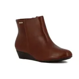 Bota corta marrón de cuero sintético con cierre lateral, detalle de logo dorado y taco chino.