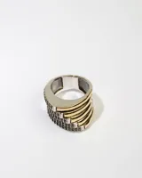 Anillo ancho de plata 925 con apliques de oro y circonias blancas.