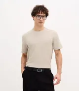 Remera de corte slim con textura, cuello redondo y manga corta. Confeccionada en tejido resistente que no se arruga.