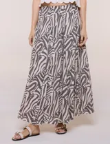 Falda larga de corte evasé con diseño estampado animal print estilo cebra en tonos beige y gris oscuro. Cuenta con tiro alto y pretina elástica fruncida.