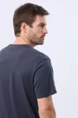 Remera T-shirt de algodón color gris oscuro con estampado frontal de estilo vintage con una motocicleta, texto "Authentic Legacy The Original" y "NYC".